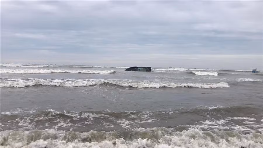 Tàu bị sóng đánh nghiêng trên biển Chí Công sáng 19.12. Ảnh: Nguyễn Minh