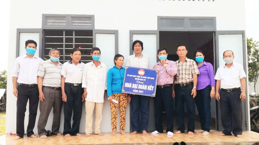 Bàn giao nhà “Đại đoàn kết” cho gia đình ông Đoàn Văn Minh (thôn Tân Tụ, xã Tân An, huyện Đak Pơ). Ảnh: Lê Đại