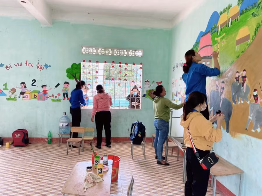 Giáo viên Trường Mẫu giáo Sơn Ca (xã Pờ Tó) sơn, trang trí lại phòng học trong thời gian nghỉ dịch. Ảnh: Vũ Chi