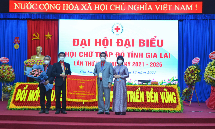 Thừa ủy quyền của Thủ tướng Chính phủ, Bà Nguyễn Thị Thanh Lịch(đứng đầu bên phải)-Phó Chủ tịch UBND tỉnh trao cờ thi đua Chính phủ cho Hội CTĐ tỉnh.