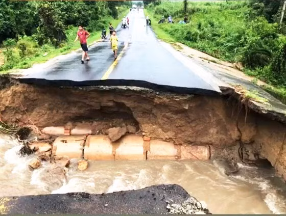 Mưa lũ cũng làm cho nhiều tuyến đường ở Phú Yên bị chia cắt