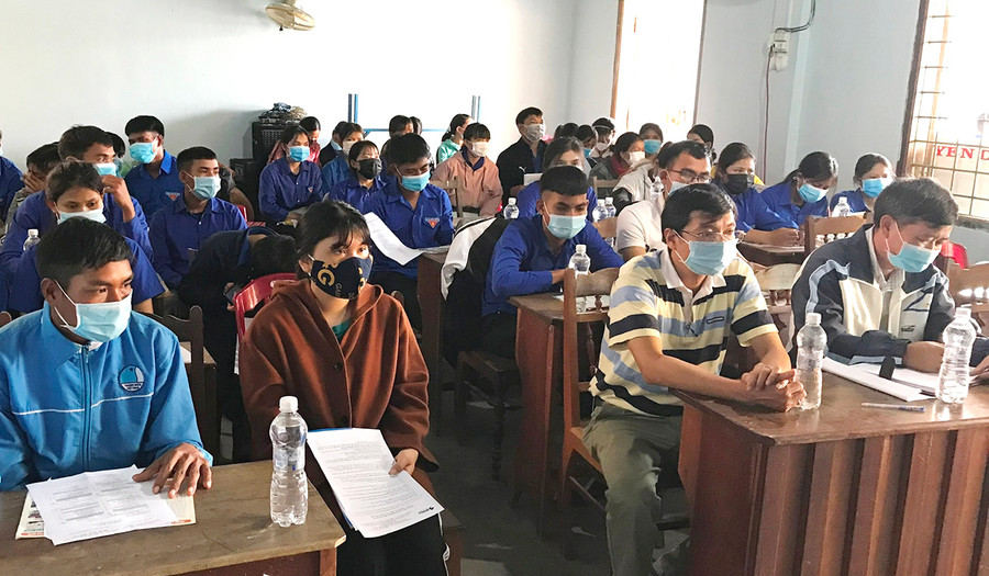  Nhiều lao động tham gia Chương trình tư vấn giới thiệu việc làm. Ảnh: Đinh Yến 