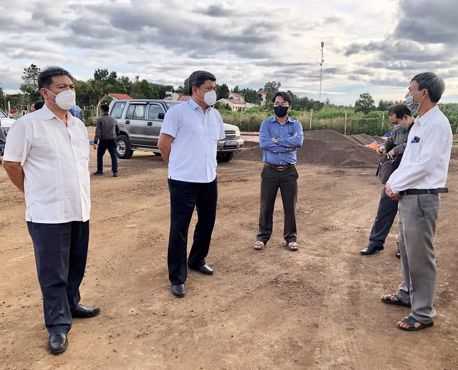 Thứ trưởng Bộ Nông nghiệp và PTNT Trần Thanh Nam (thứ 2 từ trái sang) khảo sát tại huyện Đak Đoa. Ảnh: Lê Nam