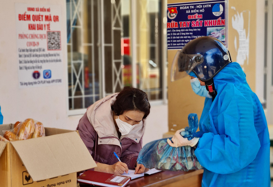 Xã Biển Hồ, TP.Pleiku tiếp nhận hỗ trợ nhu yếu phẩm hỗ trợ khu vực phong tỏa từ người dân.