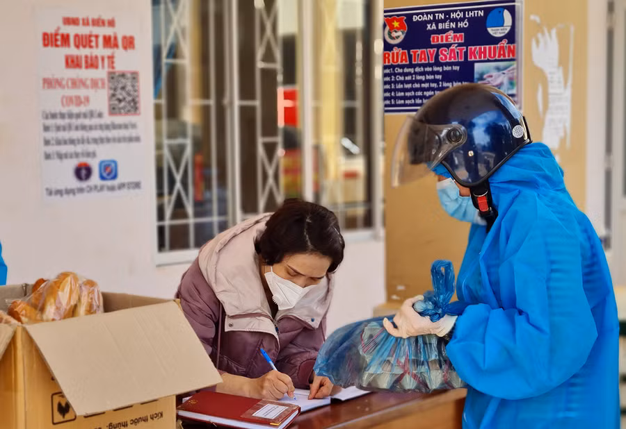 Xã Biển Hồ, TP.Pleiku tiếp nhận hỗ trợ nhu yếu phẩm hỗ trợ khu vực phong tỏa từ người dân.