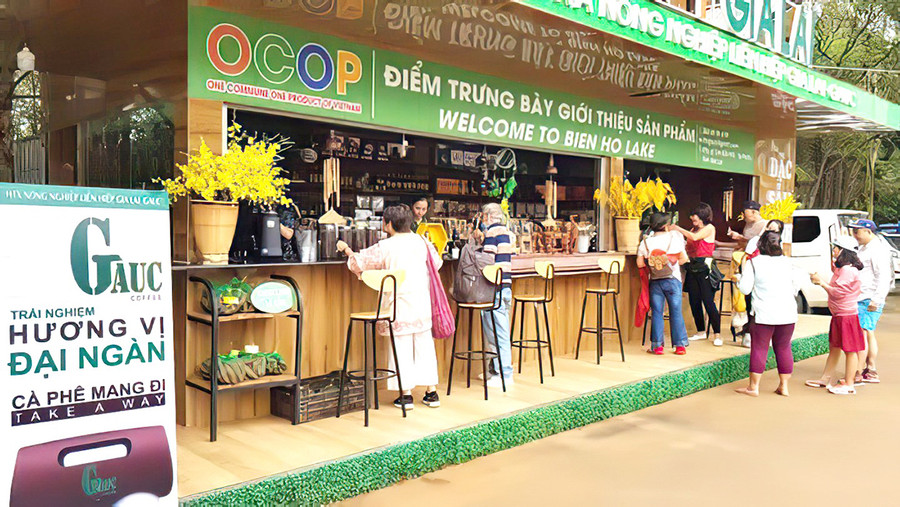 Nhiều du khách ghé thăm điểm trưng bày và giới thiệu sản phẩm OCOP tại Khu du lịch Biển Hồ (ảnh chụp trước tháng 4-2021). Ảnh: Lam Nguyên Du khách hào hứng ghé thăm điểm trưng bày và giới thiệu sản phẩm OCOP tại Khu du lịch Biển Hồ (ảnh chụp trước tháng 4-2021). Ảnh: Lam Nguyên