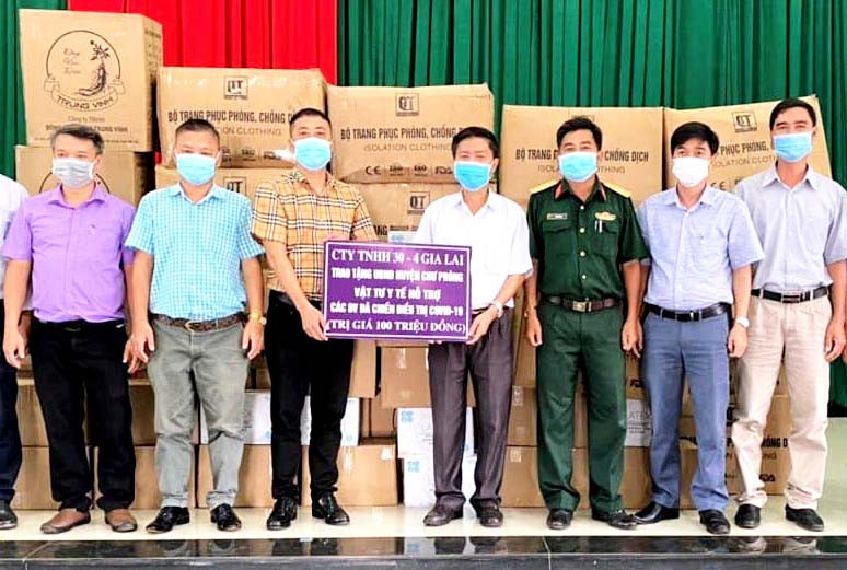 Công ty TNHH 30-4 Gia Lai trao tặng vật tư y tế phòng-chống dịch Covid-19. Ảnh: Đinh Yến