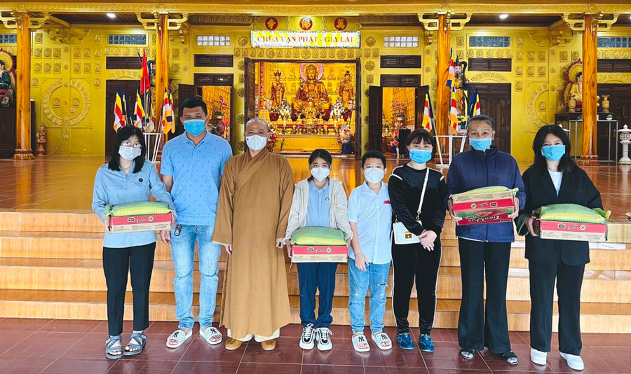 Đại diện chùa Vạn Phật trao quà hỗ trợ người dân có hoàn cảnh khó khăn thuộc Tổ dân phố 1 (phường Hoa Lư). Ảnh: Kỳ Anh