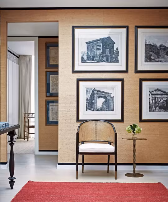 Cho dù bạn bị thu hút bởi những bức tường theo phong cách phòng trưng bày hay những cách treo đồ truyền thống hơn, nghệ thuật sẽ làm sống động một lối vào nhỏ và tạo nên tông màu cho ngôi nhà. Trong nội thất này của Paolo Moschino cho Nicholas Haslam, các bản in lịch sử được treo một cách có trật tự là đặc biệt thanh lịch và kết nối hai khu vực khác nhau của một lối vào duy nhất.
