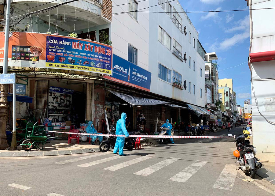 Lực lượng chức năng tiến hành giăng dây phong tỏa tạm thời tại đường Ngô Gia Tự-bên hông Trung tâm Thương mại TP. Pleiku-để phòng-chống dịch. Ảnh: Như Nguyện  Lực lượng chức năng tiến hành giăng dây phong tỏa tạm thời tại đường A2- bên hông Trung tâm thương mại TP. Pleiku- để phòng-chống dịch. Ảnh: Như Nguyện