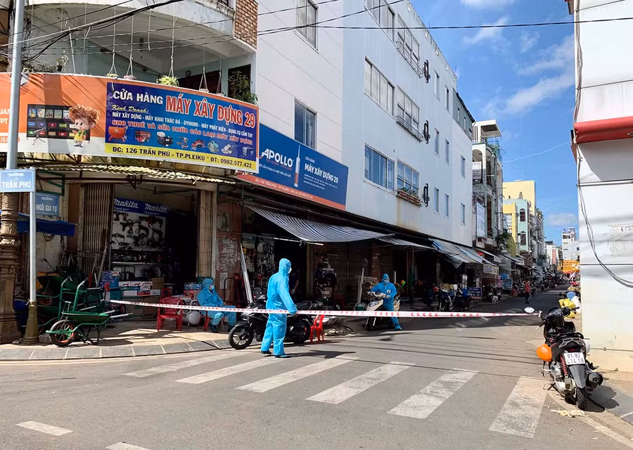  Lực lượng chức năng tiến hành giăng dây phong tỏa tạm thời tại đường A2- bên hông Trung tâm thương mại TP. Pleiku- để phòng-chống dịch. Ảnh: Như Nguyện
