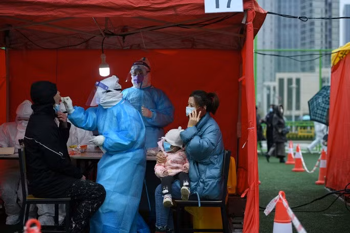 Nhân viên y tế lấy mẫu xét nghiệm người dân ở Thiên Tân. Ảnh: Reuters