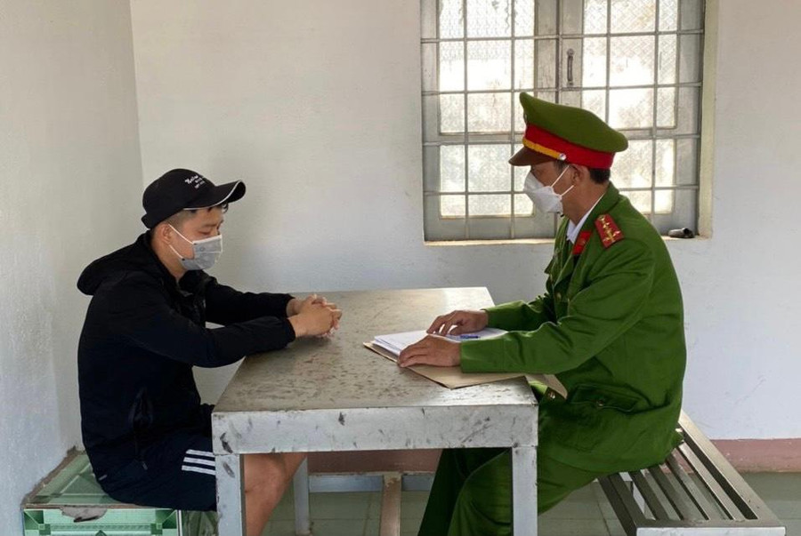 Đối tượng Nguyễn Sỹ Bảo tại cơ quan công an. Ảnh: CTV