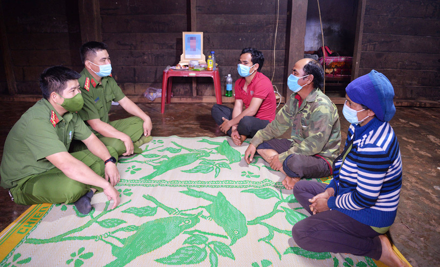  Lực lượng Công an huyện và xã đến động viên, chia sẻ nỗi đau mất mát với gia đình nạn nhân Siu Thanh. Ảnh: Thúy Trinh
