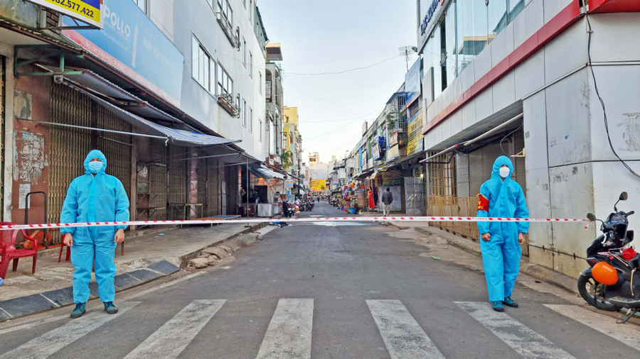 Phong tỏa tạm thời đường A2 bên hông Trung tâm thương mại (phường Diên Hồng, TP. Pleiku). Ảnh: Bá Bính