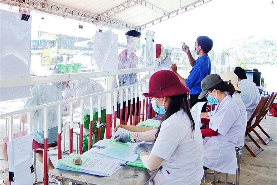 Bình Định tăng cường điều trị F0 tại nhà. Bình Định tăng cường điều trị F0 tại nhà.