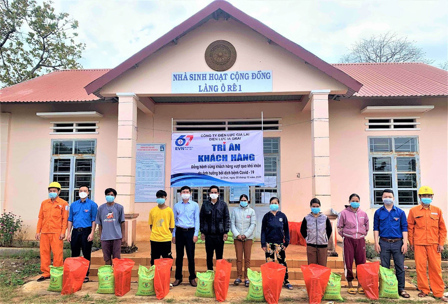  Điện lực Ia Grai tặng quà cho bà con làng Ô Rê 1, xã Ia Grăng nhân Tháng Tri ân khách hàng. Ảnh: Hà Duy