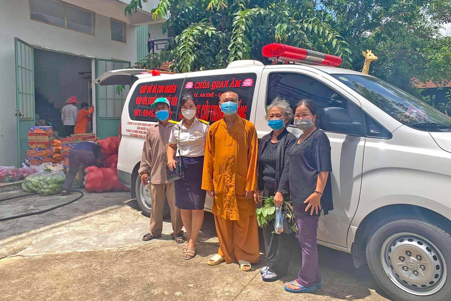 “Chuyến xe 0 đồng” chùa Quan Âm (xã Song An, thị xã An Khê) vận chuyển lương thực, thực phẩm ủng hộ khu cách ly tập trung ở các huyện, thị xã phía Đông tỉnh. Ảnh: Ngọc Minh
