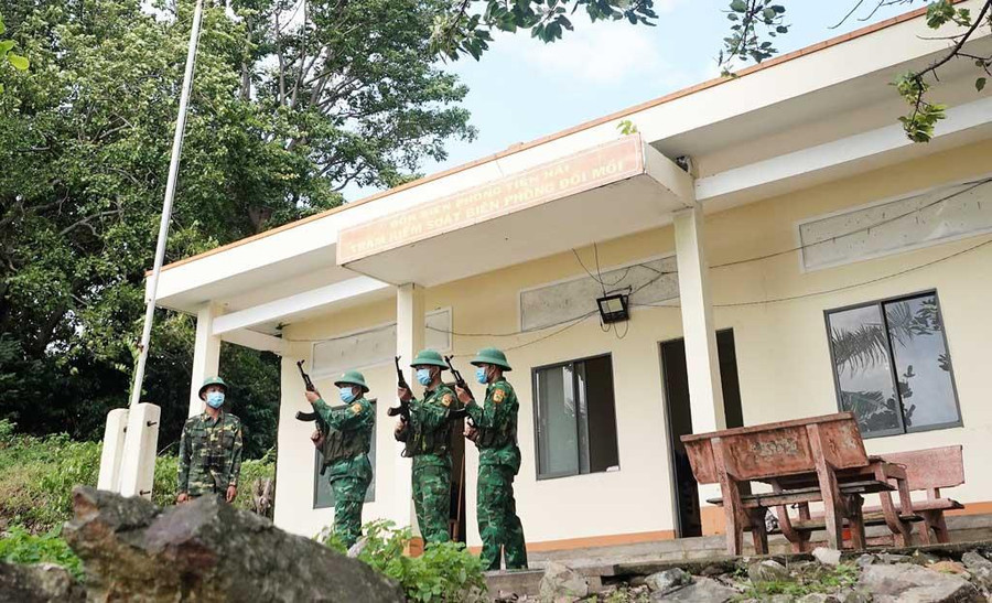 Bộ đội Trạm kiểm soát biên phòng Đồi Mồi kiểm tra vũ khí trang bị