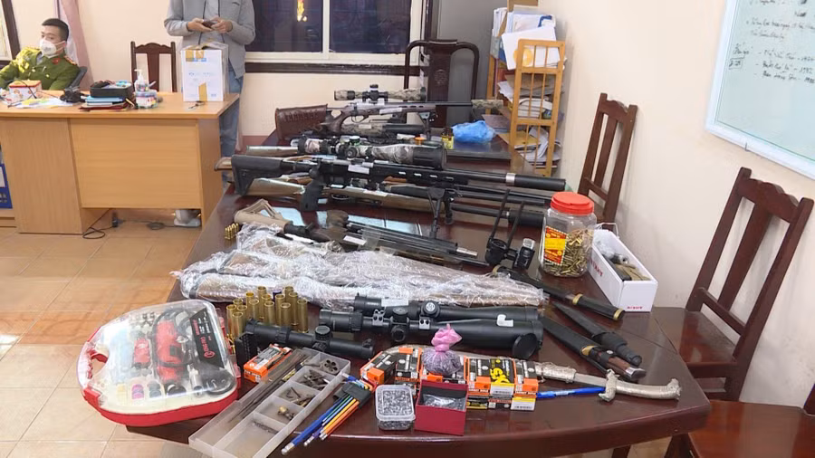 Hàng chục khẩu súng các loại bị thu giữ. Ảnh: Nguyễn Quang