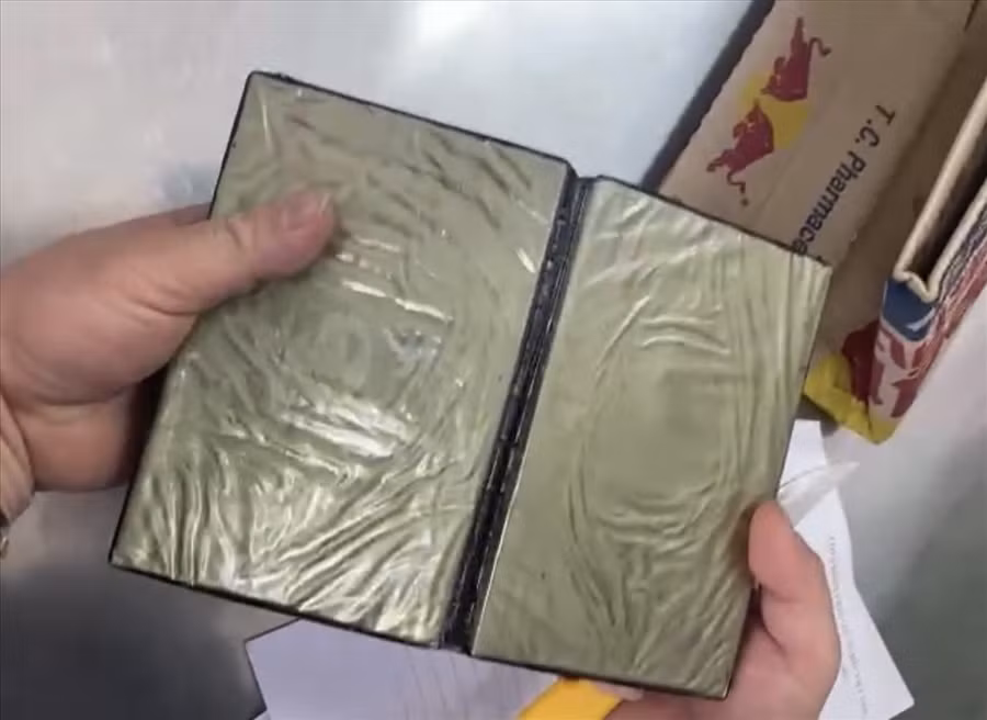 2 bánh heroin được ngụy trang trong thùng nước. Ảnh: CTV