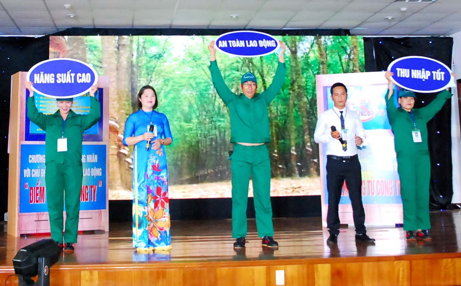 Công ty TNHH một thành viên Cao su Mang Yang đẩy mạnh tuyên truyền ATVSLĐ đến với người lao động. Ảnh: Đinh Yến