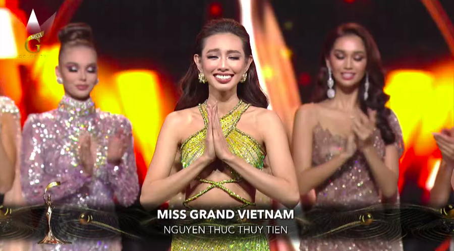 Thùy Tiên xúc động khi được gọi tên vào Top 5 chung cuộc. Ảnh chụp màn hình