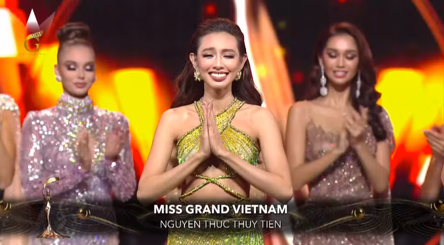 Thùy Tiên xúc động khi được gọi tên vào Top 5 chung cuộc. Ảnh chụp màn hình