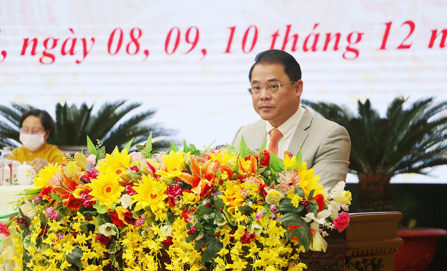  Phó Chủ tịch UBND tỉnh Hồ Phước Thành báo cáo tại kỳ họp. Ảnh: Tấn Thi