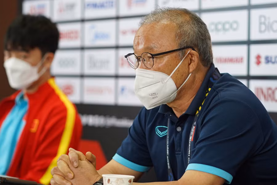 HLV Park Hang-seo cùng tiền vệ Lương Xuân Trường trả lời họp báo trước trận lượt về gặp Thái Lan. (Ảnh: VFF)