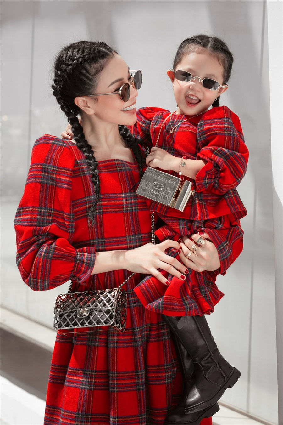 Sophia cũng rất có khiếu khi chịu diễn xuất cùng mẹ. Trà Ngọc Hằng cho biết, ở nhà, Sophia hay bắt chước mẹ tập yoga, tập nhảy….thấy mẹ làm hành động nào là cô bé bắt chước ngay. Sophia cũng rất có khiếu khi chịu diễn xuất cùng mẹ. Trà Ngọc Hằng cho biết, ở nhà, Sophia hay bắt chước mẹ tập yoga, tập nhảy….thấy mẹ làm hành động nào là cô bé bắt chước ngay.