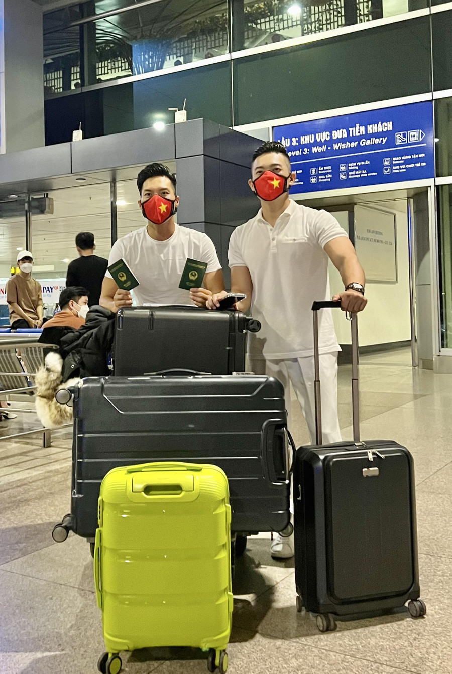 Cả hai sẽ thực hiện động tác chồng đầu đi lên 100 bậc thang trong thời gian dưới 1 phút. Ảnh: NVCC