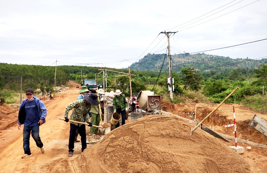 Công nhân thi công công trình cầu thuộc Dự án đường liên huyện Chư Sê-Chư Pưh-Chư Prông, đoạn giáp ranh giữa huyện Chư Pưh và Chư Prông. Ảnh: L.H