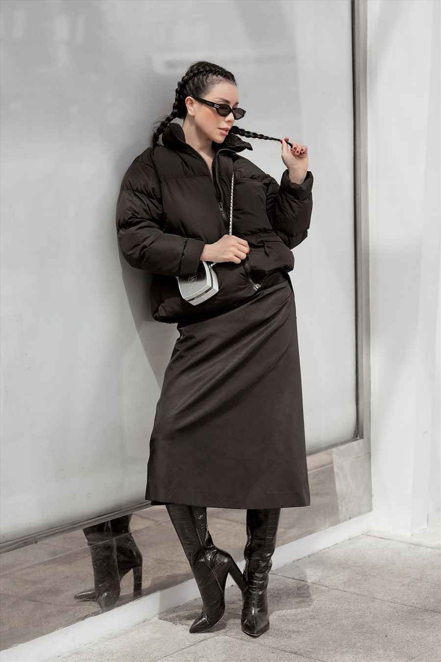 Để đồng điệu với tính chất của một sự kiện võ thuật, Trà Ngọc Hằng thể hiện vẻ cá tính nhưng không kém phần gợi cảm. Cô luôn tạo sự mới mẻ cho công chúng mỗi khi xuất hiện. Trong bộ ảnh dạo phố, Trà Ngọc Hằng sành điệu khi diện đồ thời trang cá tính, khoe khéo đường cong nóng bỏng. Để đồng điệu với tính chất của một sự kiện võ thuật, Trà Ngọc Hằng thể hiện vẻ cá tính nhưng không kém phần gợi cảm. Cô luôn tạo sự mới mẻ cho công chúng mỗi khi xuất hiện. Trong bộ ảnh dạo phố, Trà Ngọc Hằng sành điệu khi diện đồ thời trang cá tính, khoe khéo đường cong nóng bỏng.