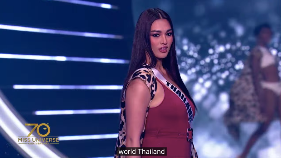 Đại diện Thái Lan dù không sở hữu hình thể nổi bật so với các đại diện khác song vẫn tạo được ấn tượng bởi sự tự tin và thần thái cuốn hút. Cô cao 1,83m, nặng hơn 70kg. Ảnh: Chụp màn hình