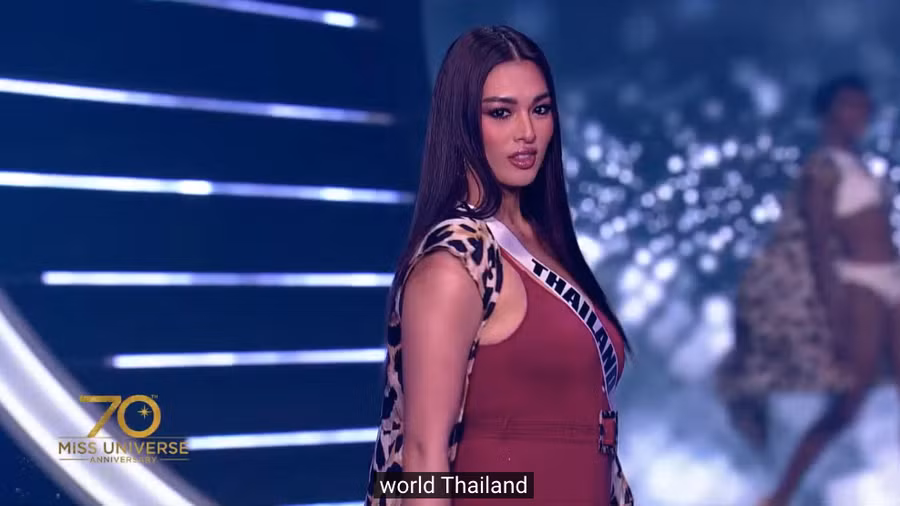 Đại diện Thái Lan dù không sở hữu hình thể nổi bật so với các đại diện khác song vẫn tạo được ấn tượng bởi sự tự tin và thần thái cuốn hút. Cô cao 1,83m, nặng hơn 70kg. Ảnh: Chụp màn hình