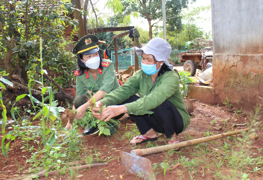 Cán bộ Công an huyện Ea H'leo trò chuyện với chị H’Li Ksơr, buôn Tùng Thăng (xã Ea Ral). Cán bộ Công an huyện Ea H'leo trò chuyện với chị H’Li Ksơr, buôn Tùng Thăng (xã Ea Ral).