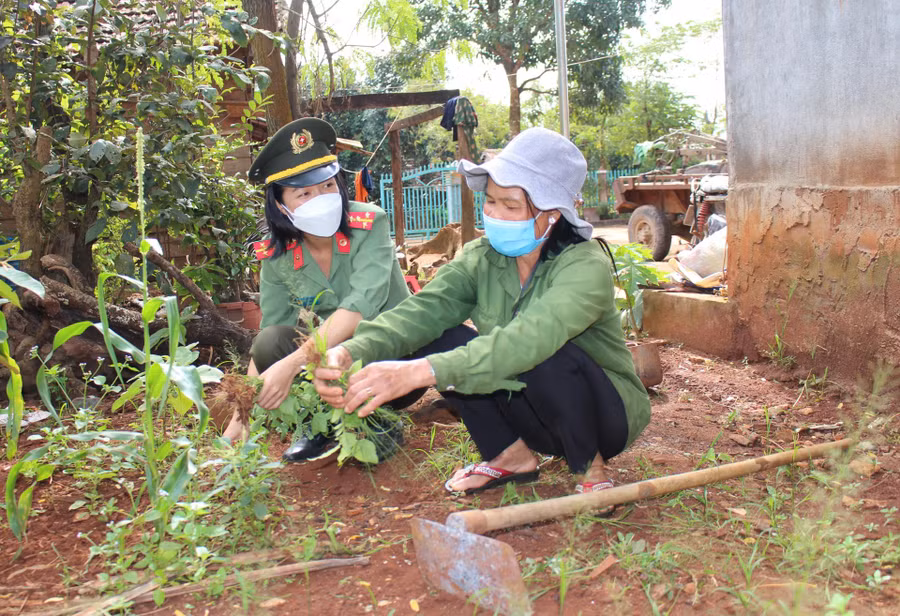 Cán bộ Công an huyện Ea H'leo trò chuyện với chị H’Li Ksơr, buôn Tùng Thăng (xã Ea Ral).