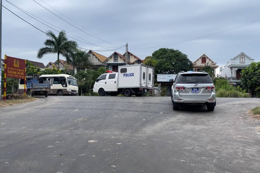  Xe của Cơ quan điều tra Viện KSND tối cao rời Trại giam Thủ Đức lúc 14 giờ 30 ngày 13.12 để di lý bị can về TP.HCM - Ảnh: Q.H