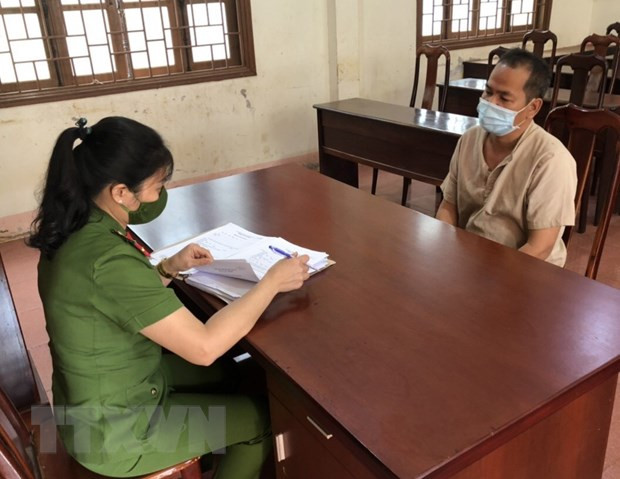 Một đối tượng trong đường dây cá độ bóng đá tại cơ quan điều tra. Ảnh: TTXVN phát