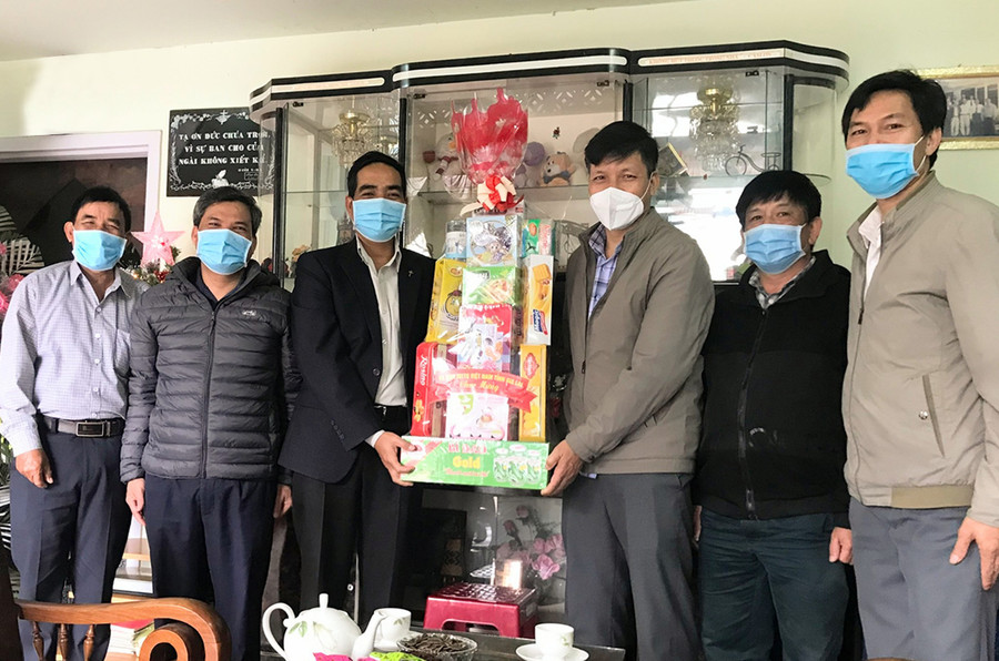 Phó Chủ tịch Ủy ban MTTQ Việt Nam tỉnh Đinh Ngọc Hải (thứ 3 từ phải qua) thăm, chúc mừng Ban Đại diện Tin lành tỉnh. Ảnh: Kỳ Anh