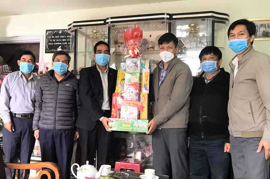 Phó Chủ tịch Ủy ban MTTQ Việt Nam tỉnh Đinh Ngọc Hải (thứ 3 từ phải qua) thăm, chúc mừng Ban Đại diện Tin lành tỉnh. Ảnh: Kỳ Anh