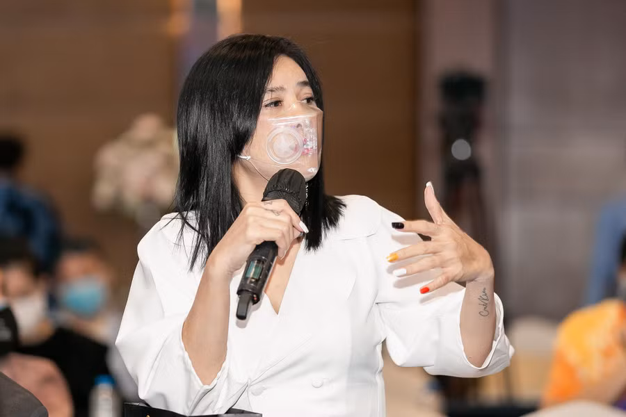 Với tiêu chí mang đến cho người xem góc nhìn tổng quát và thấu hiểu hơn về bộ môn boxing nên chương trình luôn chào đón sự góp mặt của các nghệ sĩ. Trong đó, dù tuổi tác lớn hơn so với đàn em nhưng Cát Phượng vẫn thể hiện tinh thần 