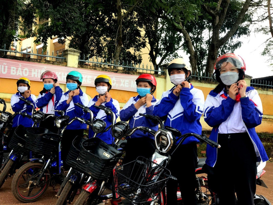 Bức ảnh “Đi đúng đường, nhường đúng lối, không cần vội, vui đến trường” của em Nông Thị Vân (lớp 9B, Trường THCS Trần Phú, xã Kdang, huyện Đak Đoa) đạt giải nhất cá nhân cuộc thi “Khoảnh khắc giao thông” do Huyện Đoàn Đak Đoa tổ chức. Ảnh: Thủy Bình