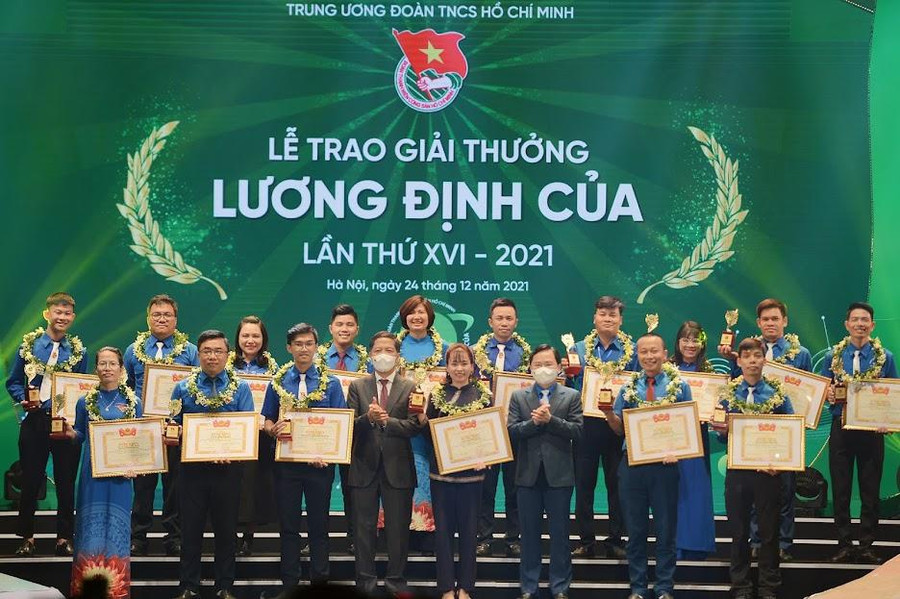 Các nông dân trẻ xuất sắc nhận giải thưởng Lương Định Của. Ảnh: Dương Triều  Các nông dân trẻ xuất sắc nhận giải thưởng Lương Định Của. Ảnh: Dương Triều