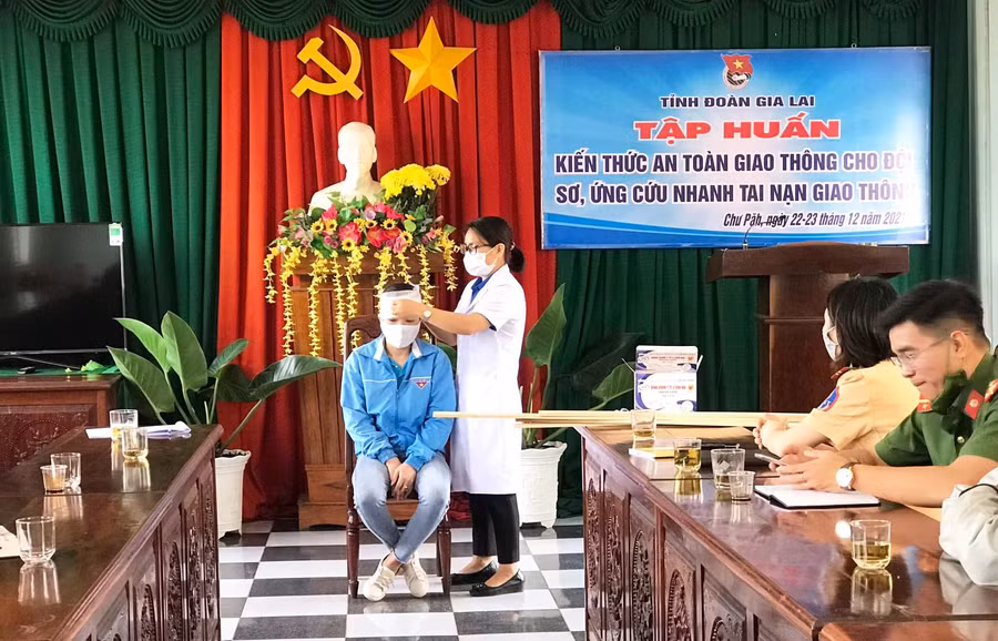 Các bác sĩ hướng dẫn kỹ năng sơ cứu cho các thành viên Đội sơ, ứng cứu nhanh tai nạn giao thông trên địa bàn huyện Chư Păh. Ảnh: Ngọc Anh