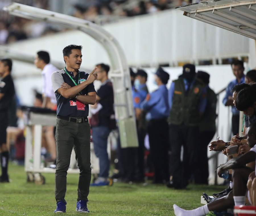 HLV Kiatisak có kế hoạch đôn các cầu thủ trẻ lên đội một. Ảnh: Độc Lập