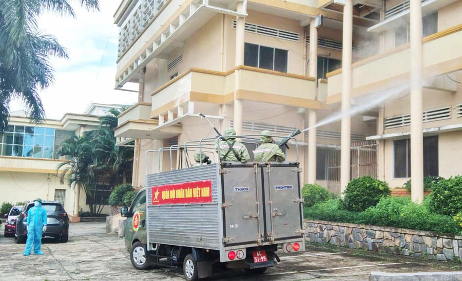  Cán bộ, chiến sĩ Quân đoàn 3 phun khử khuẩn tại Bệnh viện Đa khoa tỉnh. Ảnh: Như Nguyện