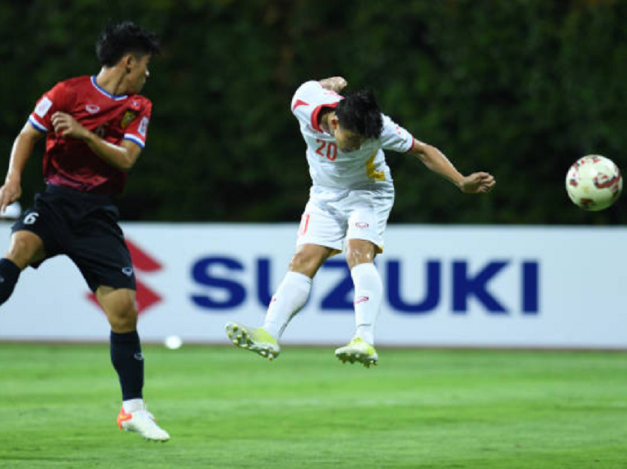 Pha bật cao đánh đầu ghi bàn của Phan Văn Đức. Ảnh: VFF