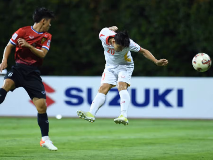 Pha bật cao đánh đầu ghi bàn của Phan Văn Đức. Ảnh: VFF